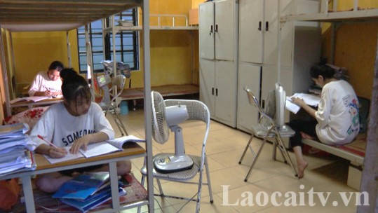 Chong đèn cùng sĩ tử trước ngày thi tốt nghiệp THPT