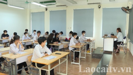 Các thí sinh Lào Cai làm thủ tục đăng ký dự thi tốt nghiệp THPT năm 2022