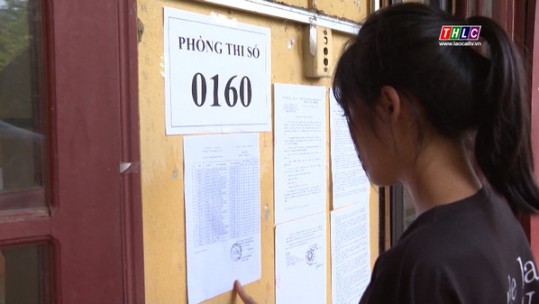 Các thí sinh kết thúc buổi thi các môn tổ hợp