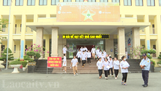 Các thí sinh hoàn thành ngày thi thứ 2 Kỳ thi tốt nghiệp THPT 2022