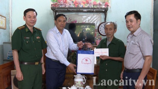 Lãnh đạo tỉnh Lào Cai thăm, tặng quà gia đình chính sách tại các địa phương