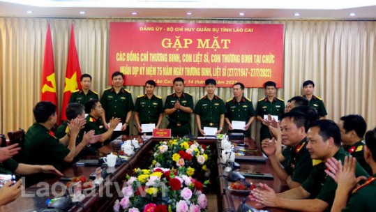 Bộ CHQS tỉnh Lào Cai gặp mặt các đồng chí là thương binh, con thương bình, liệt sỹ   