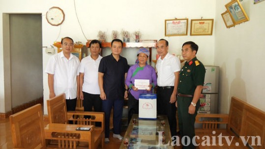 Lãnh đạo tỉnh thăm, tặng quà các gia đình chính sách tại huyện Mường Khương