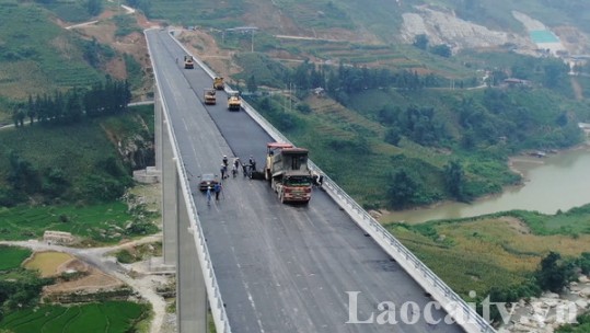 Phấn đấu hoàn thành đường nối cao tốc Nội Bài - Lào Cai đi Sa Pa trong tháng 10
