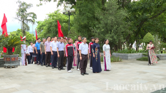Đoàn đại biểu Đại hội Thể dục thể thao tỉnh dâng hương tại Nhà bia tưởng niệm Bác Hồ
