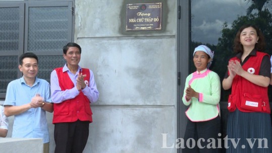Khánh thành nhà chữ thập đỏ và đường điện chiếu sáng tại xã Cốc San