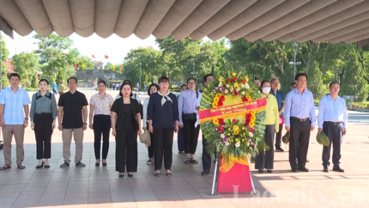 Đoàn đại biểu tỉnh Lào Cai dâng hương, viếng mộ Đại tướng Võ Nguyên Giáp