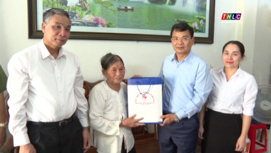 Lãnh đạo tỉnh thăm, tặng quà gia đình chính sách, người có công