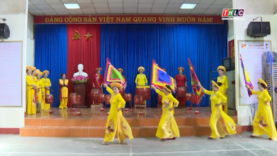 Người cao tuổi đam mê trống hội