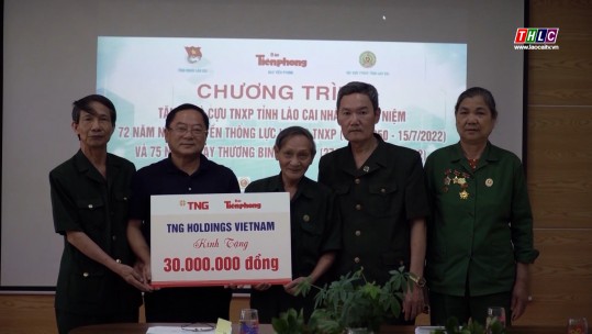 Báo Tiền Phong tặng quà cựu Thanh niên xung phong Lào Cai