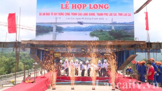 Hợp long công trình cầu Làng Giàng