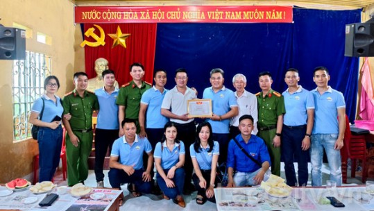 Lào Cai: Hơn 170 suất quà được trao tặng trong chương trình “Hành trình tôi yêu tổ quốc”