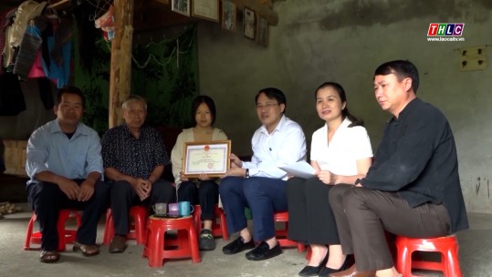 Tặng quà, động viên học sinh nghèo vượt khó, học giỏi
