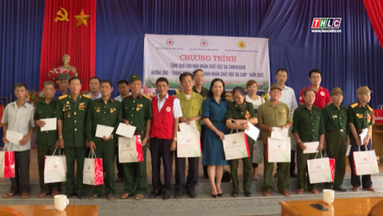 Hội chữ thập đỏ tỉnh tặng quà cho nạn nhân chất độc da cam huyện Văn Bàn