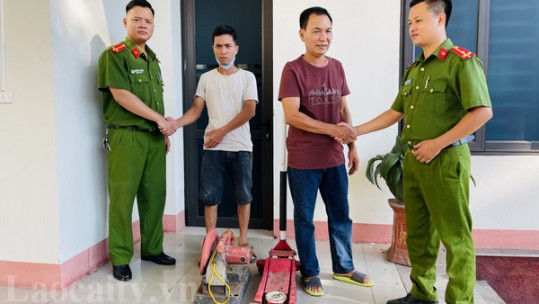Công an thành phố Lào Cai bàn giao tài sản cho người bị mất