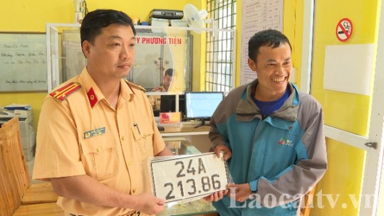 Công an thị xã Sa Pa hỗ trợ người dân làm thủ tục đăng ký xe
