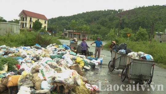 Bãi rác “tấn công” khu dân cư thôn Phú Xuân, xã Gia Phú