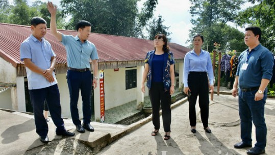Phó Chủ tịch UBND tỉnh Giàng Thị Dung kiểm tra công tác giáo dục tại huyện Bắc Hà