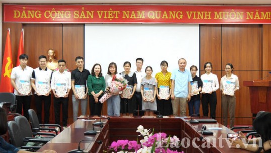 Trao quyết định tuyển dụng giáo viên THPT năm 2022