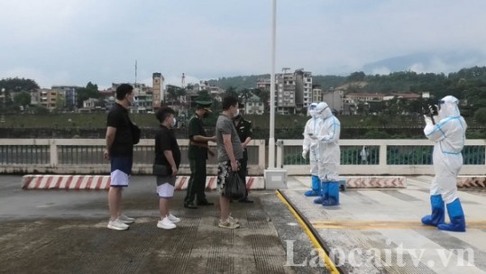 Lào Cai trao trả 3 đối tượng vượt biên trái phép cho phía Trung Quốc