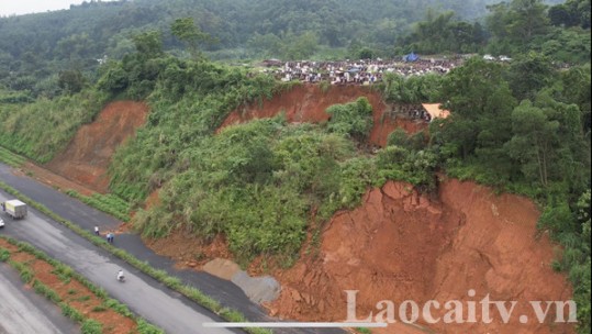Sạt lở đất trong khu vực nghĩa trang thành phố Lào Cai