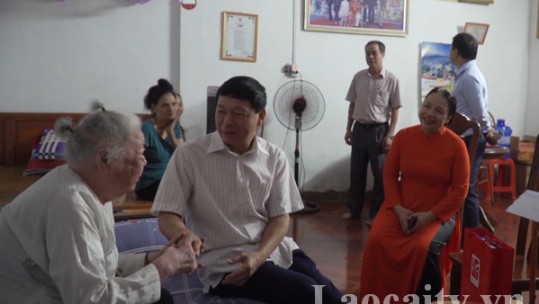 Thành phố Lào Cai thăm, tặng quà người cao tuổi