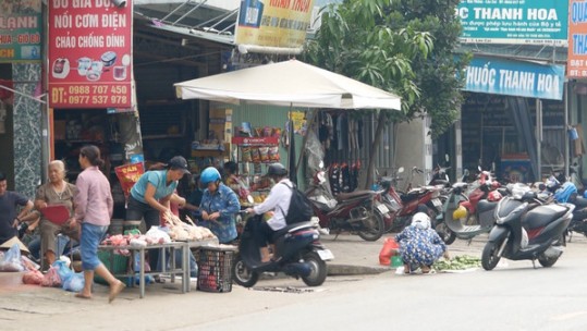 Chợ tự phát tiềm ẩn nguy cơ mất an toàn giao thông