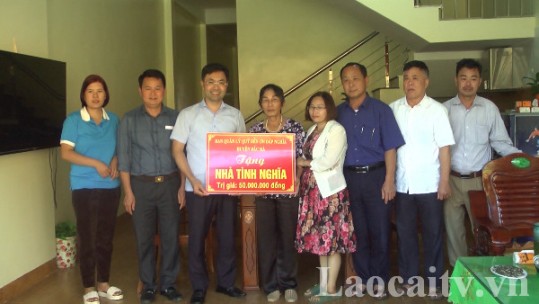 Bắc Hà trao nhà tình nghĩa cho gia đình có công với cách mạng