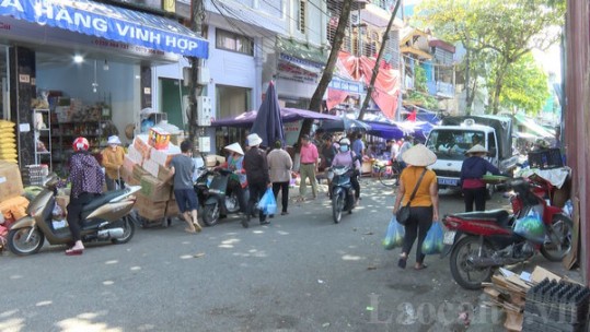 Cần mạnh tay xử lý các trường hợp lấn chiếm lòng, lề đường