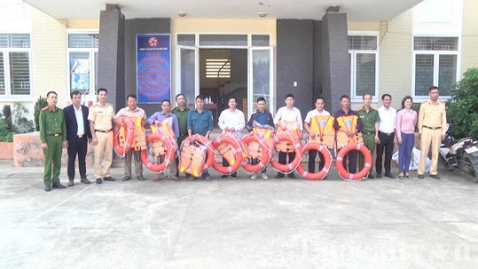 Công an huyện Mường Khương trao áo phao cho các chủ thuyền, bè