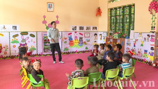Thầy giáo mầm non vượt khó bám bản dạy trò nghèo