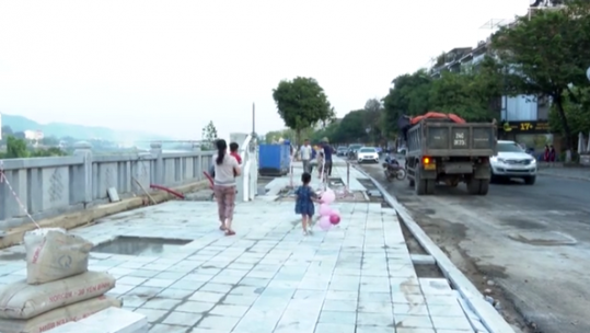 Đường chưa thông, hè chưa thoáng bởi các công trình còn chậm tiến độ