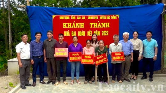 Bảo Thắng bàn giao nhà đại đoàn kết cho 5 hộ nghèo