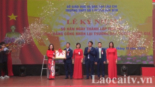 Trường THPT số 1 Văn Bàn đón Bằng công nhận trường chuẩn Quốc gia