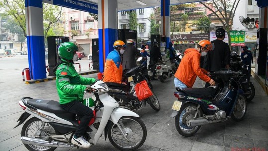 Giá xăng lên sát 24.000 đồng một lít