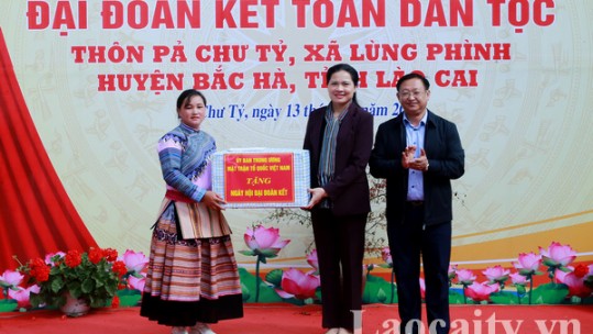 Chủ tịch Hội Liên hiệp Phụ nữ Việt Nam Hà Thị Nga dự ngày hội Đại đoàn kết tại Bắc Hà