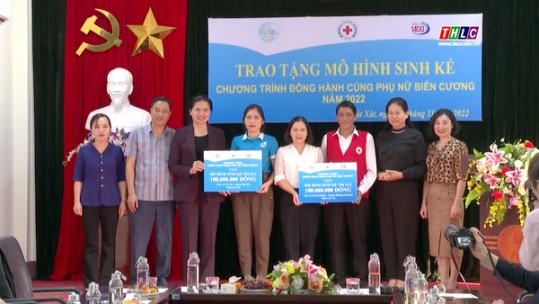 Trao tặng 2 mô hình sinh kế cho hội viên phụ nữ nghèo