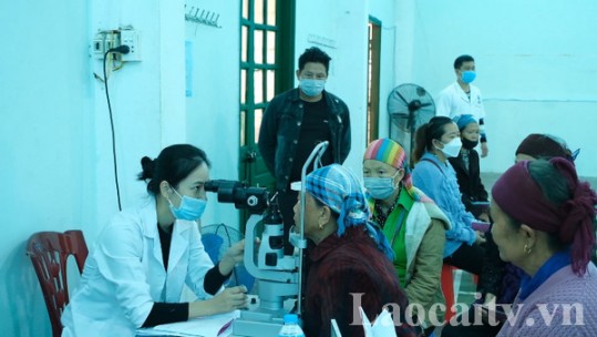 Bệnh viện 19 - 8 mổ mắt miễn phí tại Mường Khương