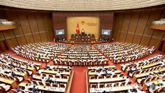 Ngày 15/11, Quốc hội thông qua nghị quyết Kỳ họp thứ Tư và bế mạc kỳ họp