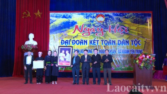 Các đồng chí lãnh đạo tỉnh dự ngày hội Đại đoàn kết tại huyện Văn Bàn