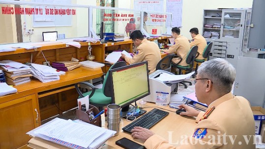 Công an thành phố Lào Cai tích cực triển khai dịch vụ hành chính công trong quản lý giao thông