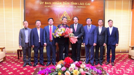 Trao tặng Huy hiệu “Vì sự nghiệp xây dựng và phát triển tỉnh Lào Cai” cho Tổng lãnh sự quán Việt Nam tại Côn Minh (Trung Quốc)