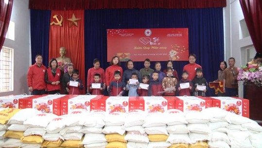Hội Chữ thập đỏ Hà Nội tặng quà tết cho Nhân dân xã Vạn Hòa