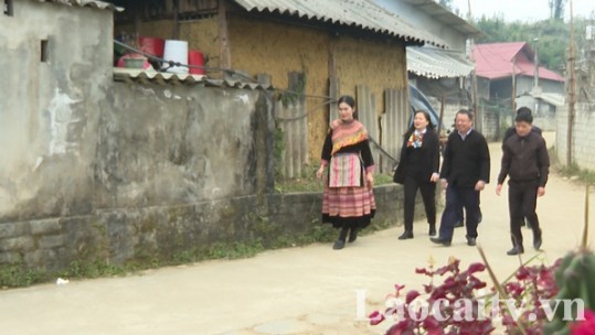Tập thể cùng học Bác