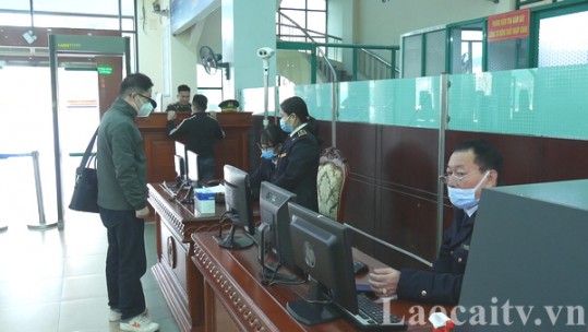 Gần 9.000 người xuất nhập cảnh qua Cửa khẩu Quốc tế Lào Cai