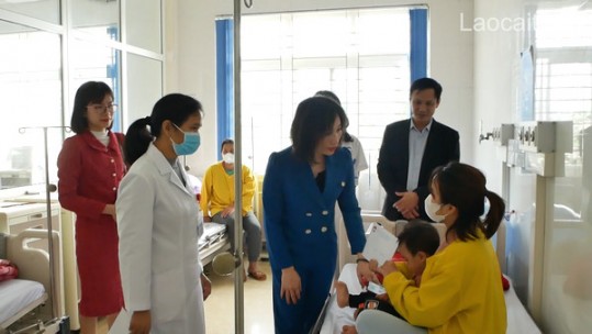 Mang Tết đến cho bệnh nhân nghèo