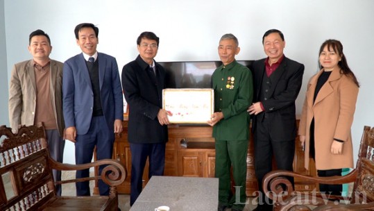 Bí thư Tỉnh ủy Đặng Xuân Phong thăm, chúc Tết gia đình người có công