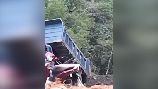 Bắt quả tang 2 xe tải đổ chất thải không đúng nơi quy định