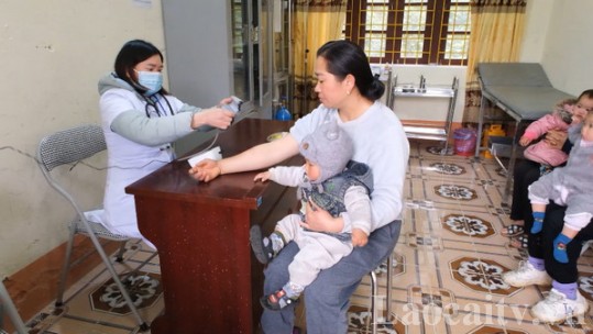 Nhân viên y tế thôn bản tận tụy ở bản người Mông