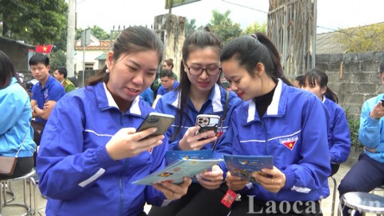 Thanh niên tình nguyện hỗ trợ người dân thực hiện dịch vụ công trực tuyến